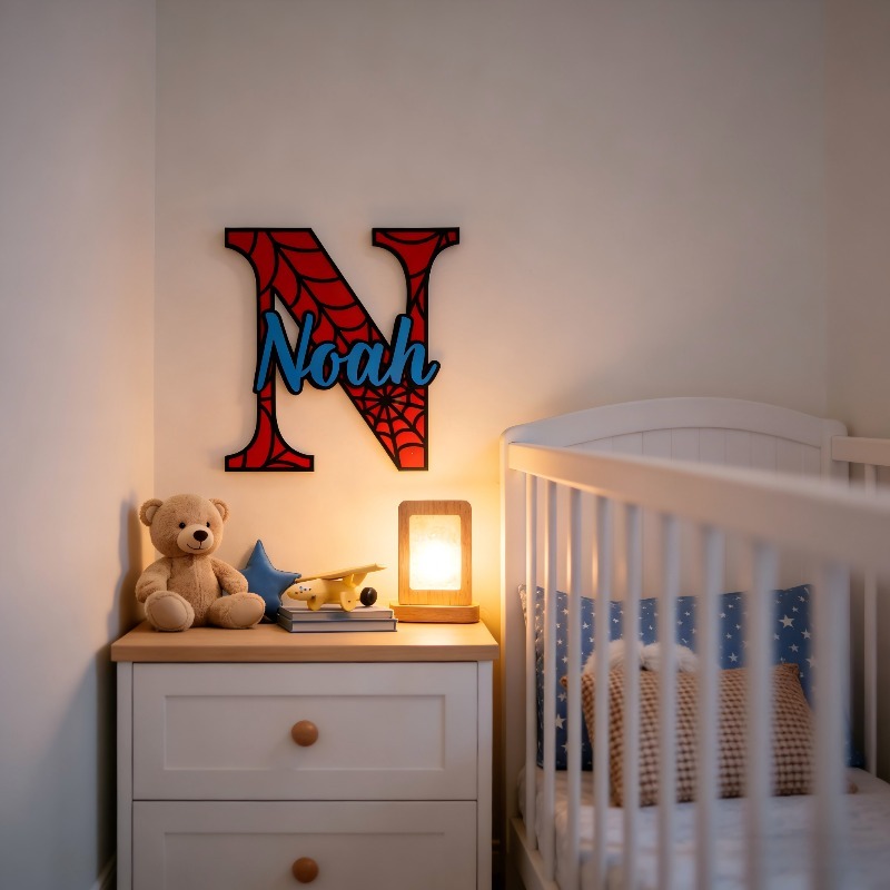 Wooden Letter Sign - Insegna Personalizzata con Nome a Ragnatela,